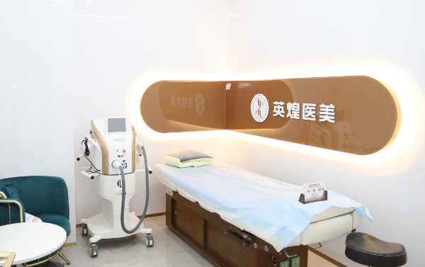 北京脂肪丰胸技术靠谱的医院有：润玉美之光、纯脂、亚韩等！