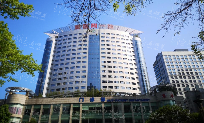 重庆想要做双眼皮手术，华美、当代、军科医院等给你明媚双眼!