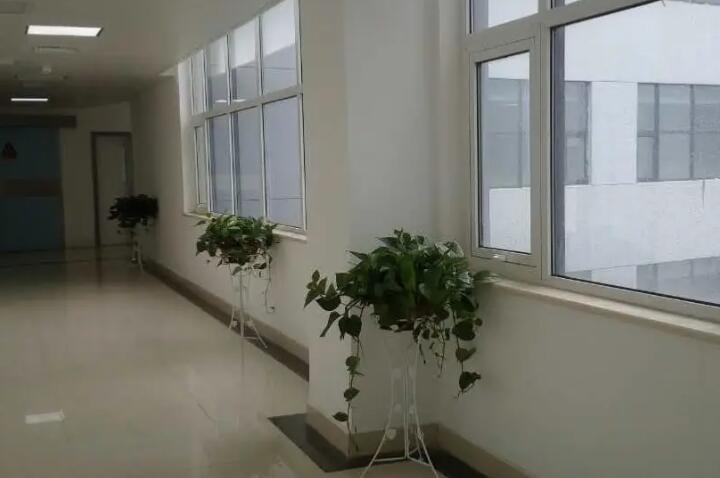 北大深圳医院口腔科怎么样？配备了30多张综合的牙科治疗牙椅